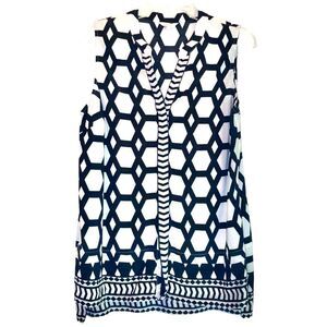 Crown & Ivy Sleeveless Geometric Top in White/Navy Blue Women’s L
